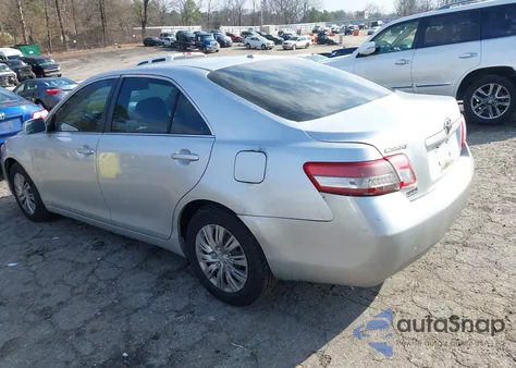 2010 Toyota Camry Le z USA, uszkodzony, nr VIN 4T1BF3EK5AU069324